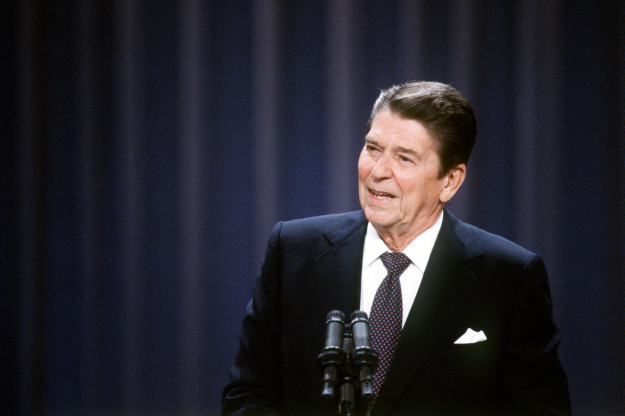 Ông là Thống đốc thứ 33 của bang California trong khoảng thời gian 1967–1975). Ngoài ra, ông Reagan từng là diễn viên truyền hình, truyền thanh và điện ảnh. Ảnh: foreignpolicy.com.