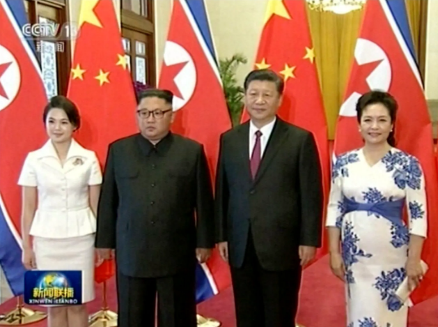 Từ trái sang phải: Phu nhân Ri Sol-ju, lãnh đạo Triều Tiên Kim Jong-un, Chủ tịch Trung Quốc Tập Cận Bình và phu nhân Bành Lệ Viện tại buổi lễ chào đón ở Đại lễ đường Nhân dân, thủ đô Bắc Kinh, ngày 19/6/2018. Ảnh: CCTV/AP.