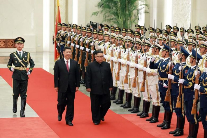 Tháng 6/2018, nhà lãnh đạo Kim Jong-un tiếp tục sang thăm Trung Quốc. Chiều 19/6, Chủ tịch Tập Cận Bình đã tổ chức nghi thức đón tiếp long trọng dành cho nhà lãnh đạo Triều Tiên. Ảnh: ST.