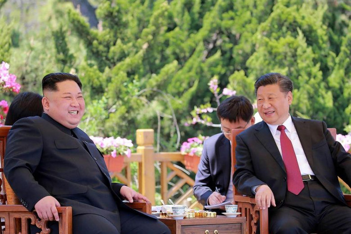 Đến tháng 5/2018, nhà lãnh đạo Kim Jong-un lại bí mật gặp Chủ tịch Tập Cận Bình ở thành phố Đại Liên, Trung Quốc. Đây là lần đầu tiên ông Kim công du nước ngoài bằng chuyên cơ. Ảnh: ST.