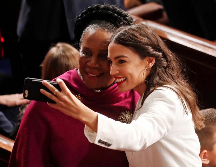 Nghị sĩ Alexandria Ocasio-Cortez chụp ảnh lưu niệm với nghị sĩ Sheila Jackson Lee tại phiên họp.