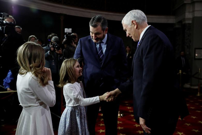 Thượng nghị sĩ Ted Cruz giới thiệu cháu gái với Phó Tổng thống Mike Pence.