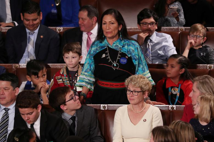 Hạ nghị sĩ thuộc Đảng Dân chủ Deb Haaland đứng lên bỏ phiếu cho bà Nancy làm Chủ tịch Hạ viện Mỹ tại phiên họp.