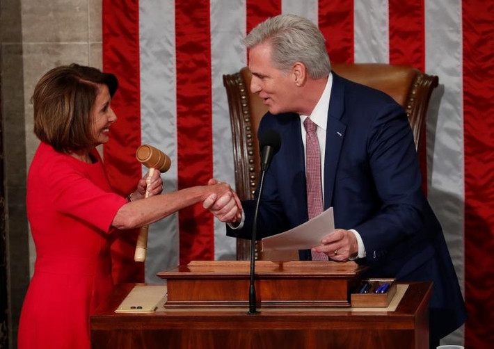 Lãnh đạo phe Cộng hoà tại Hạ viện Mỹ Kevin McCarthy trao chiếc búa quyền lực cho bà Nancy sau khi bà được bầu làm tân Chủ tịch Hạ viện Mỹ.