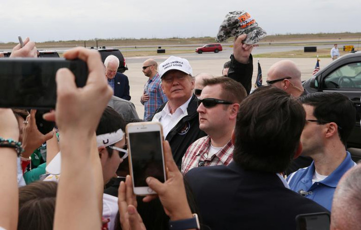 Tổng thống Trump được vây quanh khi tới sân bay quốc tế McAllen-Miller ở McAllen, bang Texas.