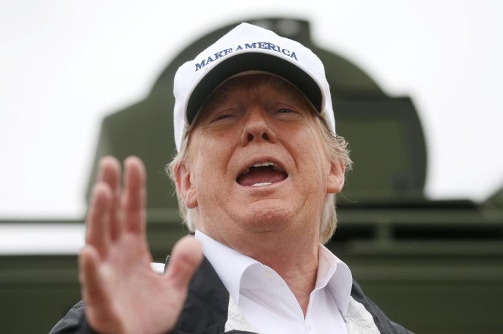Phát biểu trong chuyến thăm, ông Trump cảnh báo có thể sử dụng quyền lực khẩn cấp để xây bức tường mà không cần Quốc hội Mỹ phê chuẩn.
