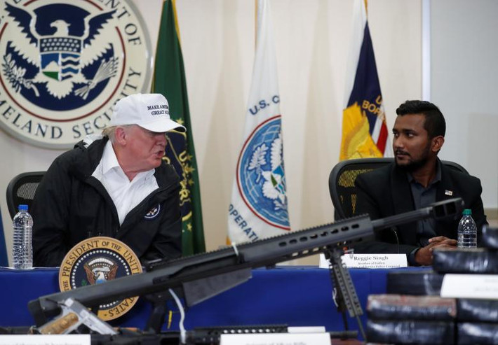 Tổng thống Trump tại một cuộc thảo luận bàn tròn trong trụ sở của lực lượng Hải quan và Biên phòng Mỹ ở McAllen, bang Texas.