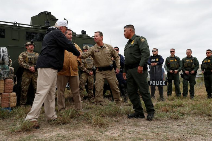 Tổng thống Trump bắt tay mọi người trong chuyến thăm biên giới Mỹ-Mexico tại Mission, bang Texas, ngày 10/1.