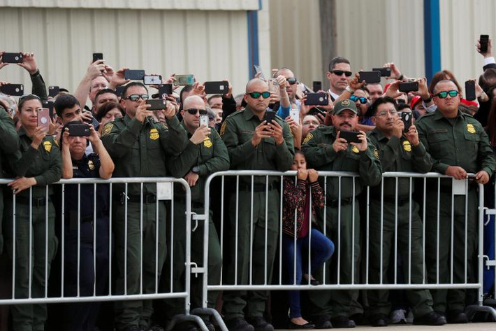 Các thành viên của lực lượng Hải quan và Biên phòng Mỹ chụp ảnh Tổng thống Trump khi ông tới sân bay McAllen-Miller, bang Texas.