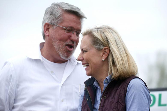 Giám đốc Truyền thông Nhà Trắng Bill Shine và Bộ trưởng An ninh Nội địa Kirstjen Nielsen trao đổi với nhau khi tháp tùng ông Trump trong chuyến thăm khu vực biên giới Mỹ-Mexico này.