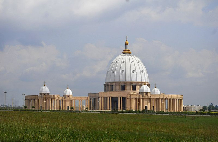 Nằm ở trung tâm thành phố Yamoussoukro, Bờ Biển Nhà, Vương cung Thánh đường Đức Mẹ Hòa Bình là nhà thờ lớn nhất Châu Phi và là một trong những nhà thờ lớn nhất thế giới. Ảnh: Wikipedia.