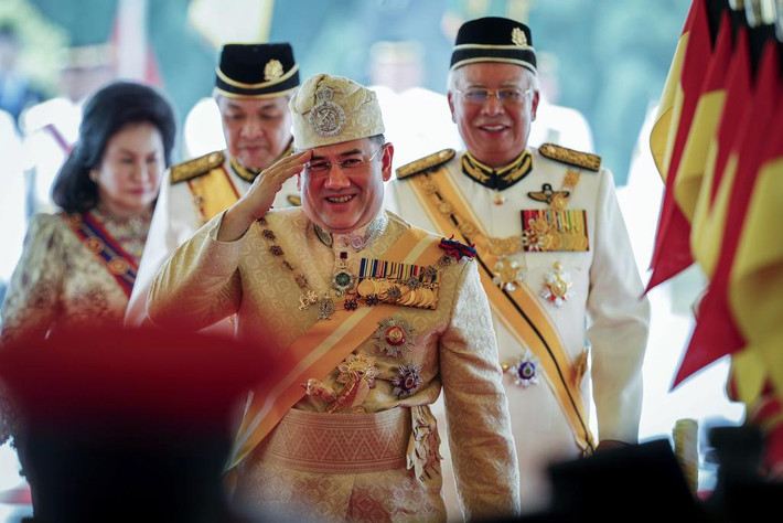 Sau đó, Sultan Muhammad V tuyên thệ nhậm chức vào ngày 13/12/2016, kế vị Quốc vương thứ 14 của Malaysia là Abdul Halim (88 tuổi) - người giữ ngai vàng từ năm 2011 và giai đoạn 1970-1975. Ảnh: National.