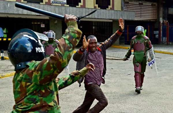 Đất nước Kenya đối diện với nạn tham nhũng tràn lan. Năm 2016, người dân Kenya đổ xuống đường biểu tình chống chính phủ và lực lượng cảnh sát nước này đã dùng nhiều biện pháp mạnh để giải tán đám đông.