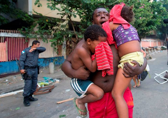 Tại Brazil, việc cảnh sát giết người khi đang tìm cách trấn áp một đám đông gây rối hay xử lý vụ chiếm giữ đất đai bất hợp pháp không phải là điều hiếm thấy.