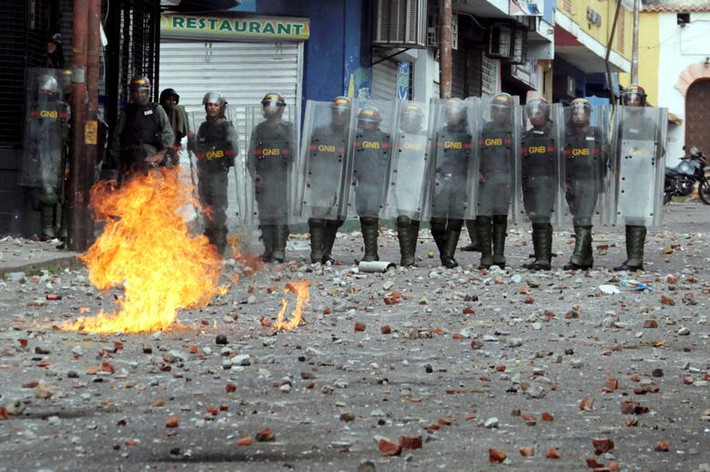 Theo Al Jazeera, hàng nghìn người ủng hộ Chủ tịch Quốc hội Venezuela, ông Juan Guaido, đã đổ ra đường phố biểu tình phản đối chính quyền của Tổng thống Maduro, đồng thời yêu cầu ông Maduro từ chức. (Nguồn ảnh: Reuters)