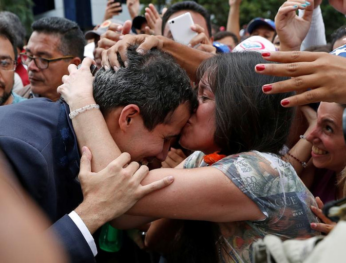 Một người ủng hộ hôn lên trán ông Juan Guaido trong cuộc tuần hành ở Caracas ngày 23/1.