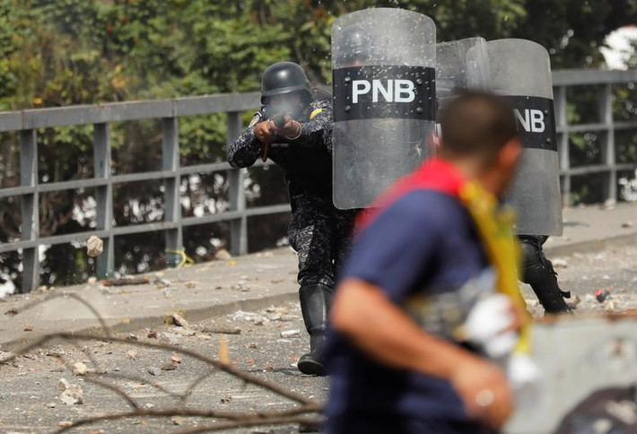 Cảnh sát Venezuela bắn đạn cao su về phía người biểu tình ở thủ đô Caracas.