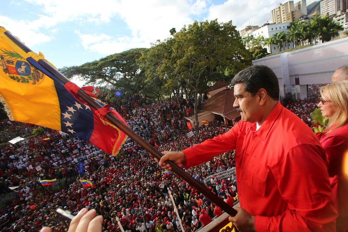 Trong khi hàng nghìn người tuần hành ủng hộ Chủ tịch Quốc hội Venezuela Juan Guaido, thì đông đảo dân chúng cũng xuống đường để bày tỏ sự ủng hộ dành cho đương kim Tổng thống Nicolas Maduro.