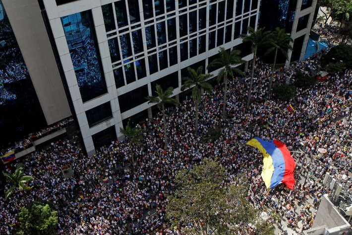 Đám đông người ủng hộ phe đối lập tuần hành trên đường phố thủ đô Caracas.
