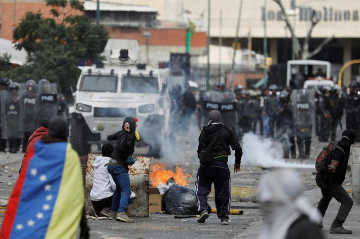 Hình ảnh đụng độ giữa những người biểu tình và cảnh sát Venezuela tại Caracas ngày 23/1.