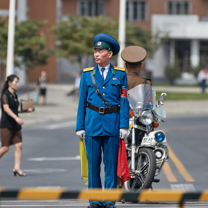 Cảnh sát giao thông làm nhiệm vụ trên đường phố.