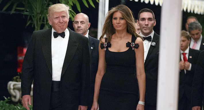 Còn tại bữa tiệc đón Năm mới 2017, bà Melania chọn một chiếc váy cocktail đen của thương hiệu thời trang cao cấp Dolce & Gabbana (Italy). Ảnh: Politico.