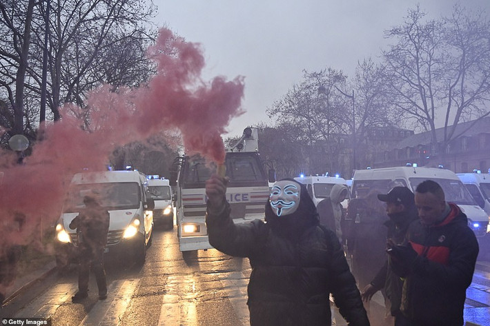 Những người biểu tình Áo vàng tiếp tục kêu gọi Tổng thống Emmanuel Macron từ chức, bấp chấp việc nhà lãnh đạo Pháp đưa ra các nhượng bộ.