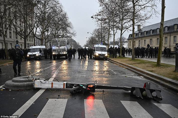 Thủ đô Paris của nước Pháp không khác gì một “vùng chiến sự” trong đợt biểu tình mới nhất.