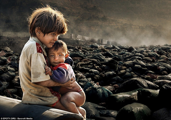 Khoảnh khắc đau lòng này chụp hai em nhỏ phải mưu sinh bằng cách nhặt rác trong bãi rác ở Kathmandu, Nepal. Ảnh: IM.