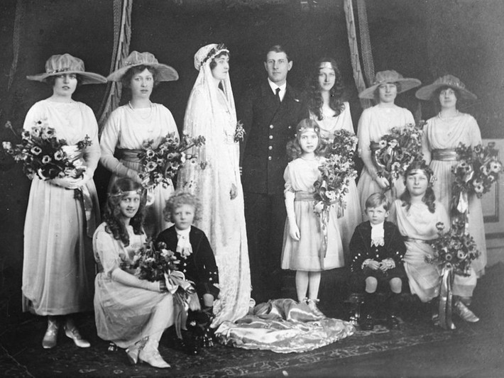 Công chúa Patricia xứ Connaught (cháu gái Nữ hoàng Victoria) kết hôn với Alexander Ramsey tại Tu viện Westminster ngày 27/2/1919.