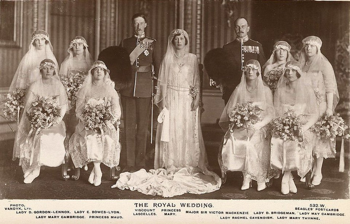 Công chúa Mary (con gái của Quốc vương George V) và chồng, ông Viscount Lascelles, tổ chức đám cưới tại Tu viện Westminster ngày 28/2/1922.