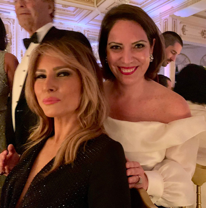 Một vị khách chụp ảnh cùng Đệ nhất phu nhân Melania. Ảnh: Twitter.