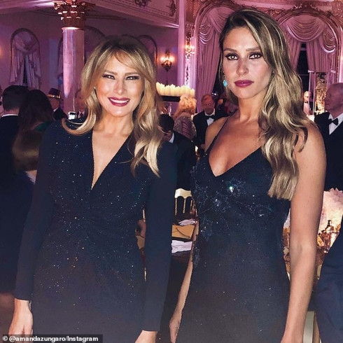 Tại buổi tiệc, Đệ nhất phu nhân Melania Trump (trái) đã diện một chiếc váy đen tay dài cổ chữ V làm toát lên vẻ quý phái và sang trọng. Ảnh chụp Đệ nhất phu nhân Mỹ Melania đứng cạnh bà Amanda Ungaro, phu nhân của Đại sứ Liên Hợp Quốc tại Khối Thịnh Vượng chung Dominica Paolo Zampolli. Ảnh: Instagram.
