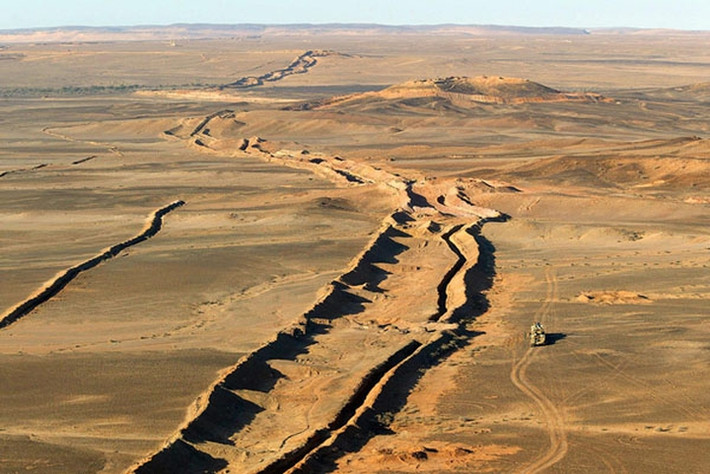 Bức ảnh chụp từ trên cao này cho thấy một phần Bức tường Tây Sahara của Morocco - một bức tường kiên cố kéo dài hơn 2.700 km. Bức tường này được xây dựng vào những năm 1980 chia cắt các khu vực phía tây do Morocco kiểm soát với khu vực phía đông do Mặt trận Polisario nắm giữ. Mặt trận Polisario là một nhóm nổi dậy muốn đẩy lùi Morocco khỏi phía tây Sahara.