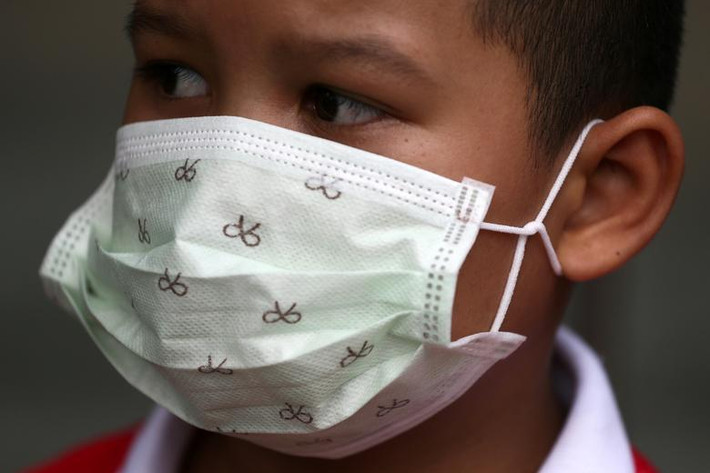 Tình trạng ô nhiễm không khí nghiêm trọng khiến nhiều người phải đeo khẩu trang khi ra đường.