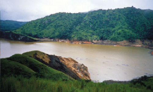 Năm 1986, một hồ núi lửa ở Cameroon, Châu Phi, đã thải ra đám mây khí CO2 khiến 1.746 người thiệt mạng chỉ trong vài phút. Ảnh: FS.