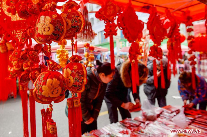 Người dân chọn mua đồ trang trí dịp Tết tại khu chợ ở huyện Long Lý, tỉnh Quý Châu, ngày 27/1.