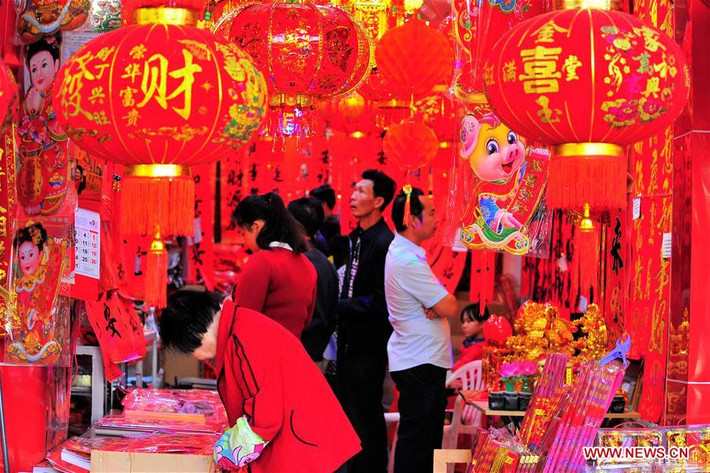 Cảnh mua sắm tấp nập tại khu chợ đường phố ở huyện Lăng Thuỷ, tỉnh Hải Nam, ngày 26/1.