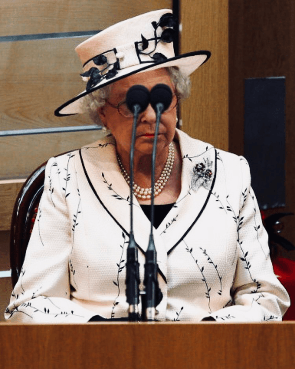 Một sự trùng hợp ngẫu nhiên khiến Nữ hoàng Elizabeth II như đang bị bịt mắt.