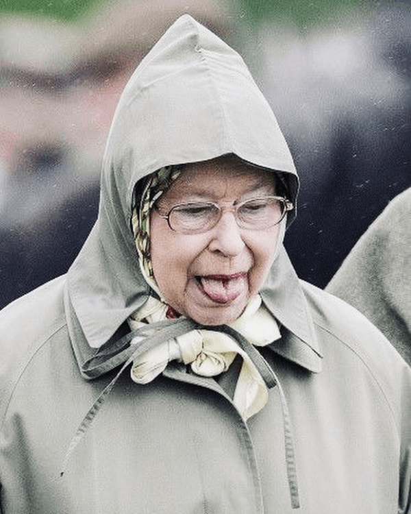 Nữ hoàng Anh Elizabeth II bị bắt gặp đang lè lưỡi.