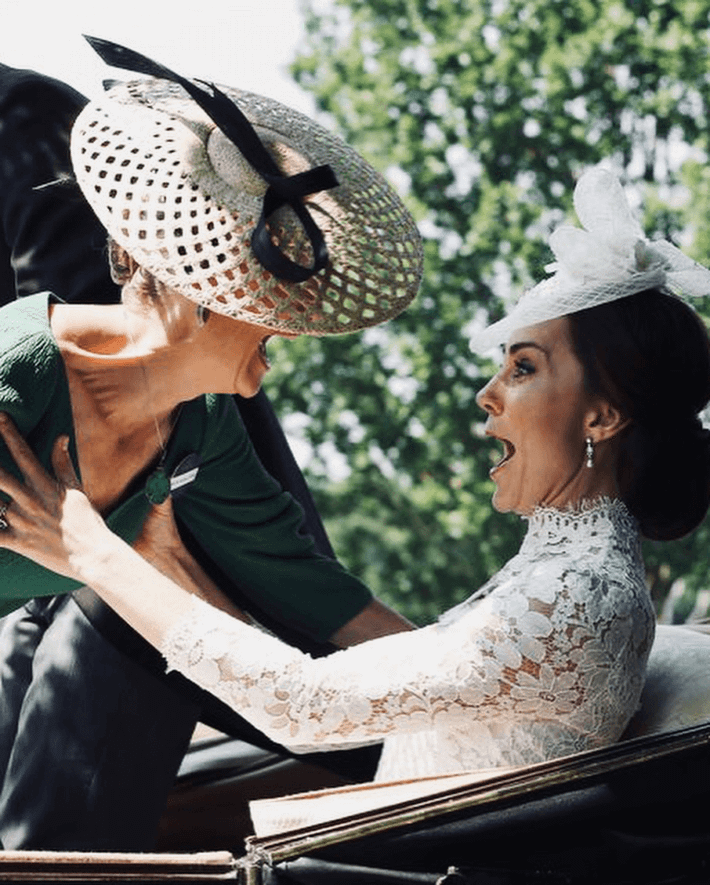 Trong bức hình này, Công nương Kate, vợ của Hoàng tử William, dường như đang rất ngạc nhiên.