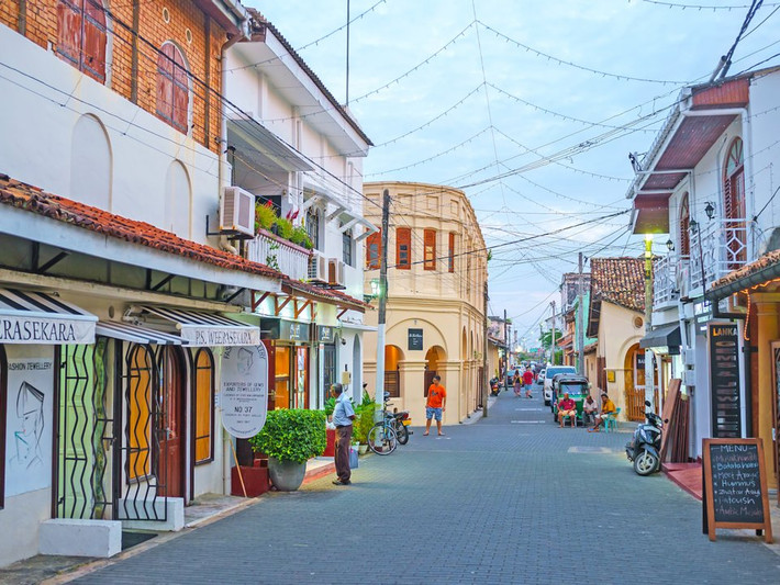 Thành phố Galle là địa điểm lý tưởng để đi mua sắm và ăn uống. Ngoài ra, nhiều tượng đài lịch sử tập trung tại thành phố Galle. Pháo đài Galle ở thành phố này đã được UNESCO công nhận là Di sản thế giới.