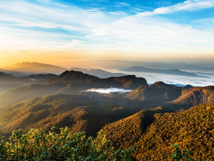 Adam’s Peak (Núi Sri Pada) cao 2.243 mét có phong cảnh thiên nhiên đẹp tựa chốn thiên đường vào lúc mặt trời mọc.