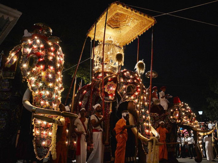 Lễ hội Kandy Esala Perahera trang trọng, rực rỡ sắc màu diễn ra tại Kandy, Sri Lanka, trong khoảng thời gian từ tháng 7 đến tháng 8, thu hút đông đảo du khách.