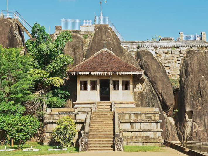 Thành phố thiêng Anuradhapura là một trong những kinh đô cổ của Sri Lanka, nổi tiếng với các di tích được bảo quản tốt thuộc nền văn minh Lanka. Thành phố này đã được UNESCO công nhận là Di sản thế giới.