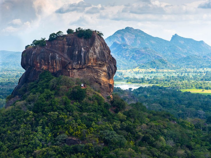 Pháo đài đá Sigiriya cao 200 mét là một di tích lịch sử và thắng cảnh thu hút nhiều du khách của đất nước Sri Lanka. Xung quanh cổ thành Sigiriya có hệ thống hào nước, ao hồ và vườn cảnh cùng các công trình kiến trúc. Pháo đài này được ví như kỳ quan thiên nhiên thứ 8 của thế giới. (Nguồn ảnh: Insider)