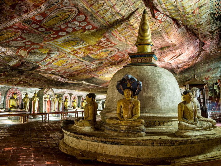 Đền thờ động Dambulla là ngôi đền hang động lớn nhất và được bảo tồn tốt nhất ở Sri Lanka. Bên trong hang động có chứa nhiều tượng Phật, tượng các vị thần và vua Sri Lanka,... Nơi này đã được UNESCO công nhận là Di sản thế giới vào năm 1991.