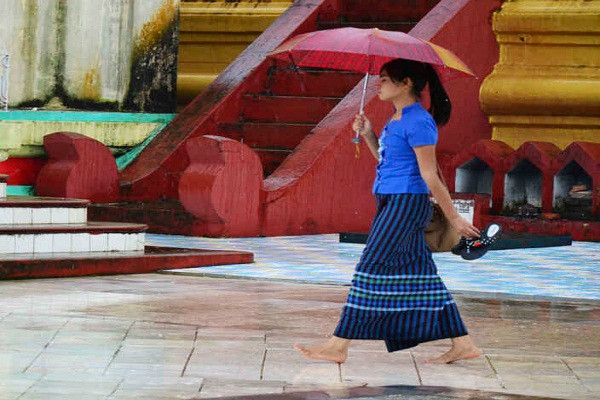 Tại Myanmar, thực khách gọi bồi bàn bằng cách tạo tiếng hôn và hướng về phía nhân viên phục vụ. Ảnh: BYT.