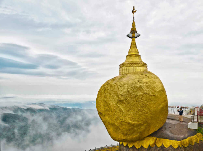 Chùa Hòn đá Vàng hay chùa Kyaikhtiyo là một trong những ngôi chùa cổ và nổi tiếng nhất ở Myanmar. Chùa nằm trên đỉnh núi Kyaikhtiyo với độ cao trên 1.000 m so với mực nước biển. Ảnh: BYT.