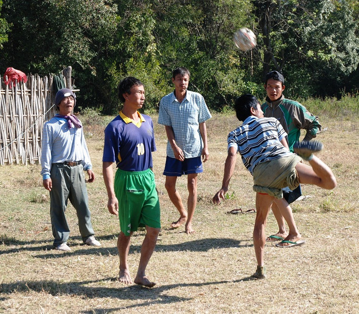 Chinlone, có nghĩa là Tâng bóng nghệ thuật, là môn thể thao truyền thống của Myanmar. Ảnh: Wikipedida.